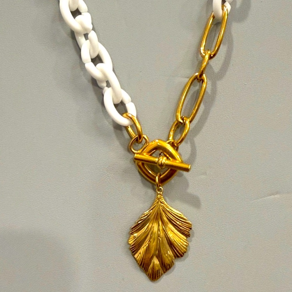 Talia necklace by Plunder. White chain link w/gold chain leaf pendant New in box - Picture 4 of 7